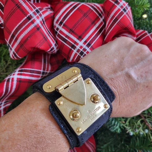 Luxury Louis Vuitton ♥️ 🤎❤ Bracelet Black with beautiful Gold hardware - Picture 3 of 8